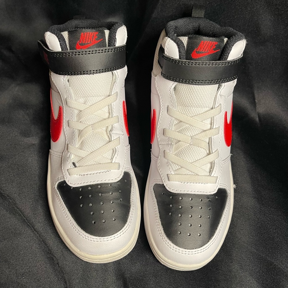 Nike borough mid size 2.5 kids